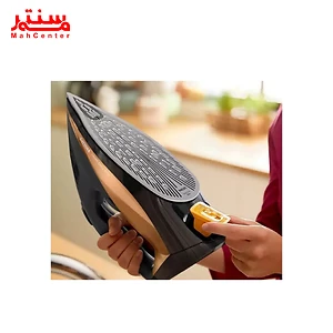 اتوی دستی با طراحی مدرن در حال استفاده، نشان‌دهنده دکمه‌های تنظیم دما و سطح بخار.